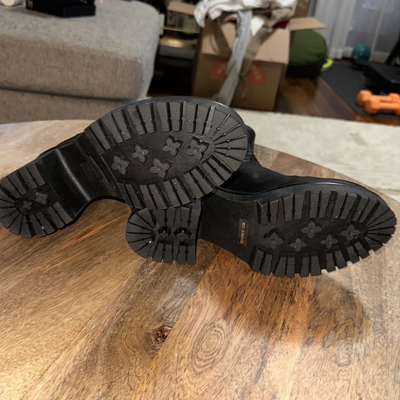 Worn Once. Size 37 ANTHROPOLOGIE BLACK LEAGHER PLATFORM CHELSEA BOOTS - Picture 6 of 6